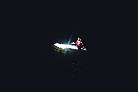小艇,夜晚