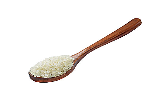 木勺子舀大米在白色背景上