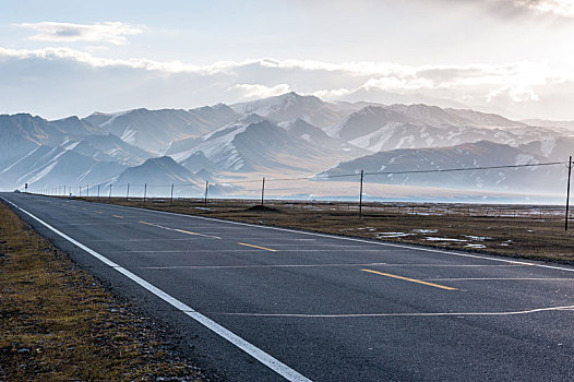 中国新疆高海拔戈壁雪山沥青公路