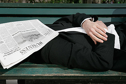 商务人士,躺下,背影,公园长椅,报纸,遮盖,脸