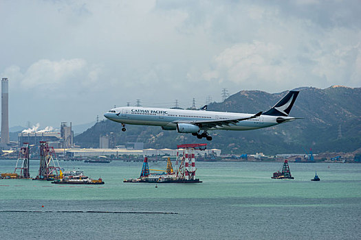 一架国泰航空的飞机正降落在香港国际机场