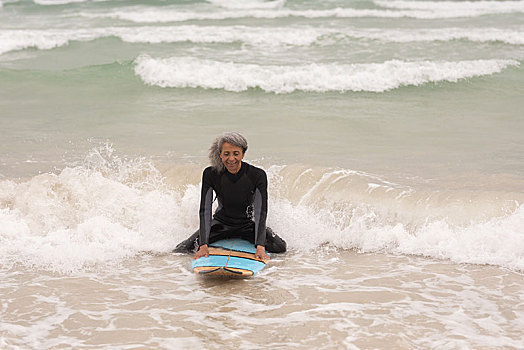 老年妇女,冲浪,坐,冲浪板,海洋