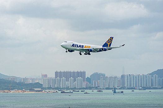 一架美国亚特拉斯航空的货运飞机正降落在香港国际机场