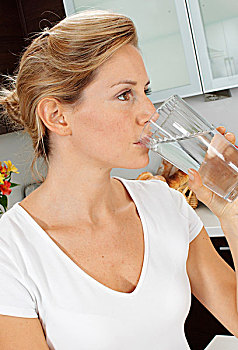 女人,厨房,饮用水