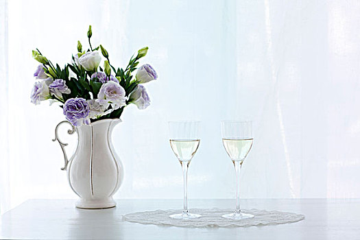 特写,两个,葡萄酒杯,花,花瓶
