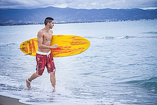 男青年,冲浪,跑,冲浪板,海滩,萨丁尼亚,意大利