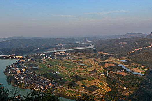 山,丹霞,河流,蓝天,黄昏,大气,田野,水电站,村庄,驴友,旅行,地质公园,丹霞地貌,绿色,灌木,树,草,水潭,素材,平面设计