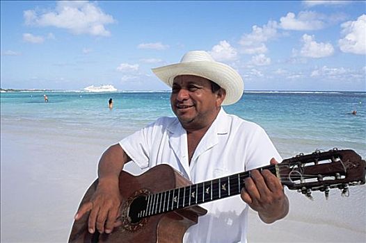 墨西哥,尤卡坦半岛,墨西哥流浪乐队艺人,吉他手,海滩