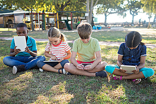 孩子,平板电脑,坐,草场,公园