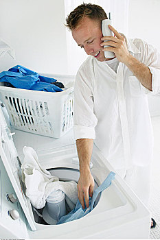 男人,洗衣服,无绳电话
