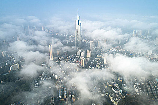 云中的南京紫峰大厦