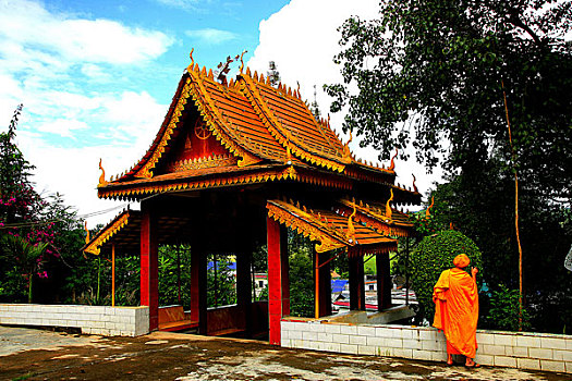 云南西双版纳勐遮镇曼恩村上的佛寺院