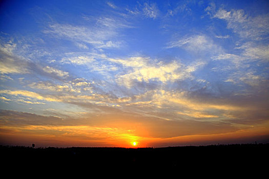 夕阳地平线太阳暖色调