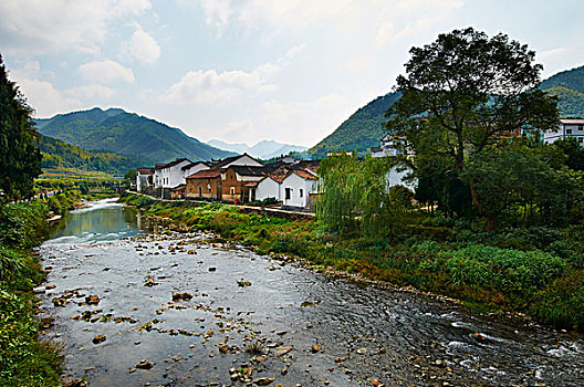 河流,河道,河水,道路,山,山脉,树木,农村,乡村,老房子,旧建筑,中国,自然风光