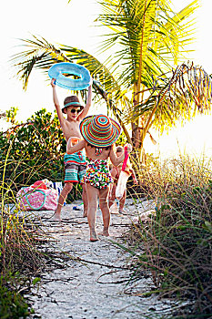 男孩,两个,姐妹,玩,收集,海贝,海滩,佛罗里达,美国