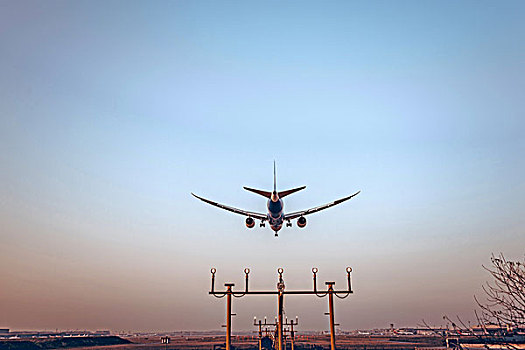 上海虹桥机场降落的飞机