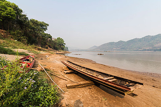 老挝琅勃拉邦湄公河畔沙滩与小船