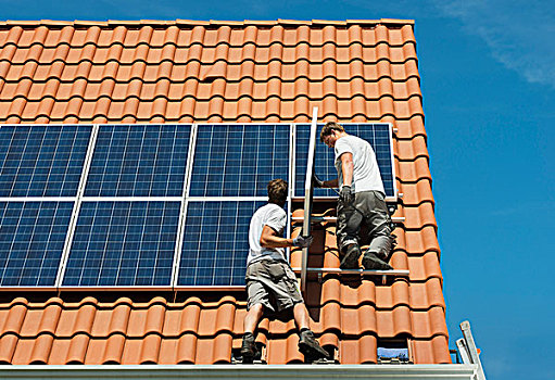 工人,安装,太阳能电池板,房顶,框架,新家,荷兰