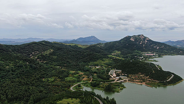 山东省日照市,航拍秋天里的凤凰湾,绿水青山环绕犹如天然氧吧