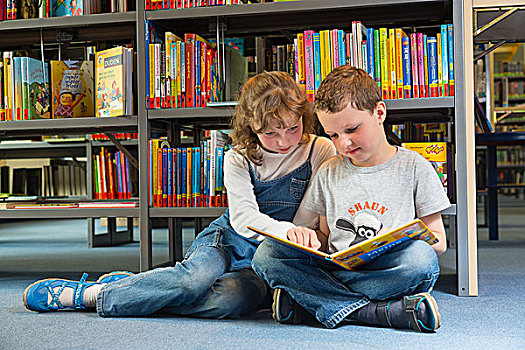两个孩子,读,书本,公共图书馆,萨克森,德国,欧洲