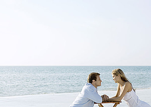 坐,夫妇,海滩,注视,相互