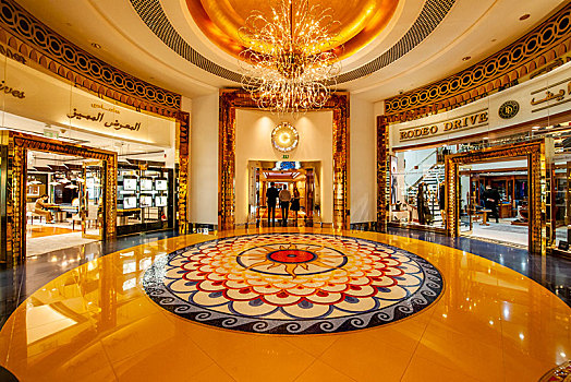 阿联酋迪拜朱美拉海滩阿拉伯塔,帆船,酒店内金色大厅奢侈品商店
