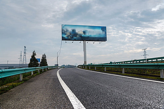 高速公路上的广告牌