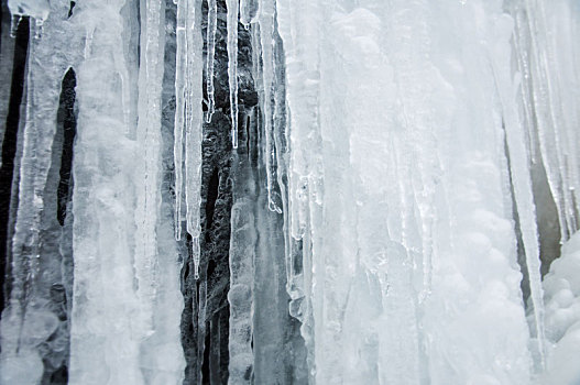 冬季户外冰瀑上的冰柱局部特写