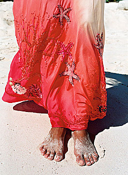 特写,女人,穿,红裙,站立,赤足,沙子