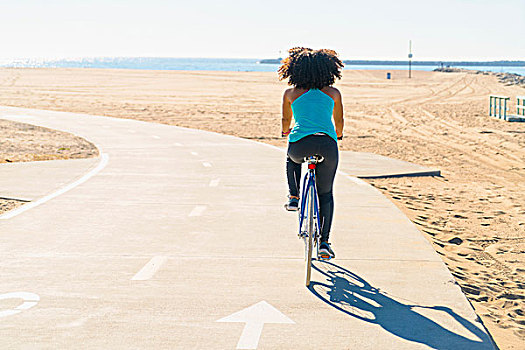 中年,女人,骑自行车,道路,海滩,后视图