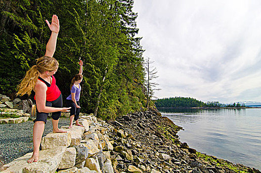 两个,年轻,女人,练习,瑜珈,远眺,岛屿,海洋公园,靠近,英国人,阳光,海岸,温哥华,山峦,区域,加拿大