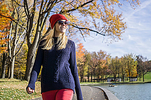 时髦,美女,戴着,红色,编织帽,漫步,公园