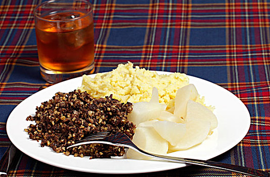 苏格兰羊杂布丁,萝卜,土豆泥,玻璃,威士忌酒,格子图案,背景,成分,夜晚,晚餐
