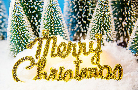 金色的圣诞快乐字母牌特写