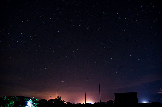 星空,夜空,夜晚,天空,夜景,星星,天文,灯光,夜色,仰视,长曝光,广角,宁静,神秘,偏远,辽阔,广阔,浩瀚,无云,无人,地平线,户外,郊外,郊区,村庄,乡村