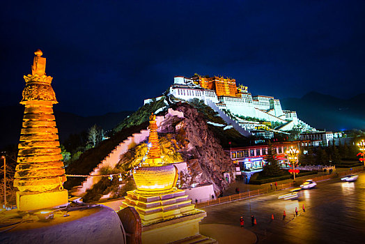 西藏自治区拉萨市布达拉宫夜景