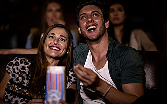 两个,年轻人,坐,电影院,看,吃,爆米花