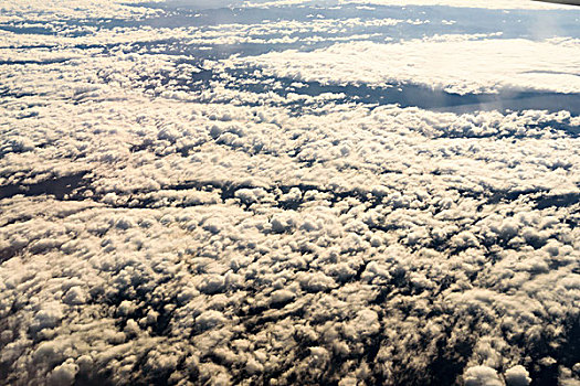 飞机上俯瞰云海