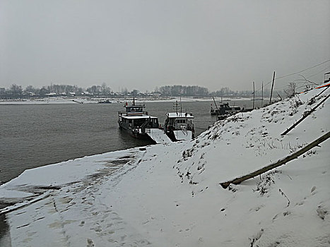 大通镇江边雪景