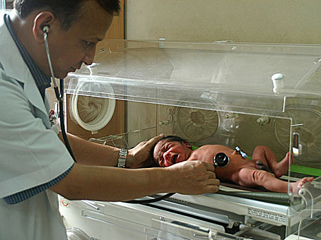 医生,检查,健康,婴儿,早产儿保育器,红色,月牙状,医院,孟加拉,六月,2005年