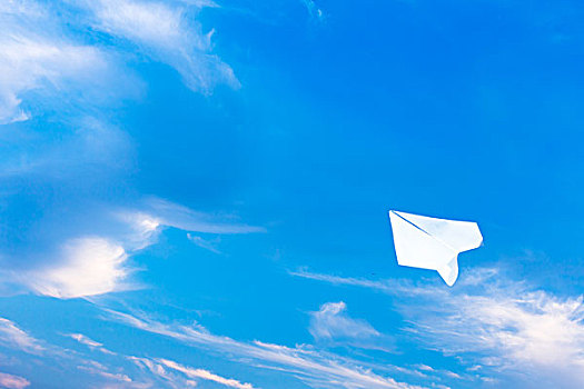 纸飞机飞向蓝天