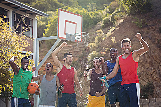 篮球手,庆贺,溅,水,相互,篮球场,户外
