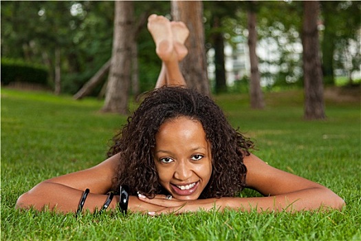 年轻,黑人女性,躺下,草地