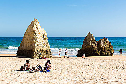 人,放松,海滩,靠近,两个,石头,阿尔加维,葡萄牙