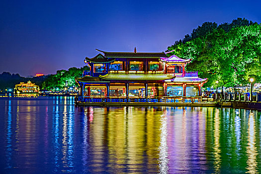 杭州西湖夜景画舫游船
