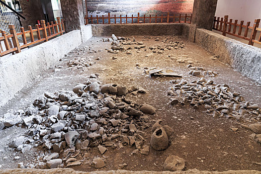 中国江苏省徐州水下兵马俑博物馆发掘俑坑