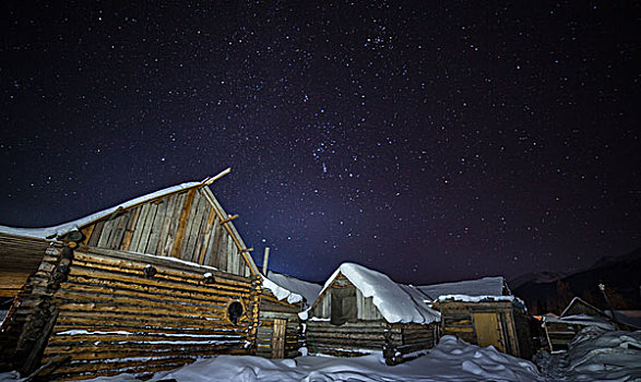 新疆喀纳斯冬季雪景星空