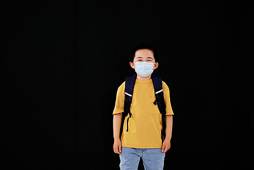 戴口罩的小男孩上学