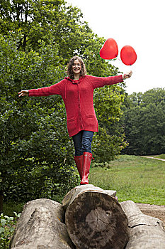 女人,年轻,气球,公园,树干,平衡
