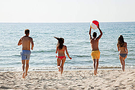 四个人,玩,水皮球,海滩